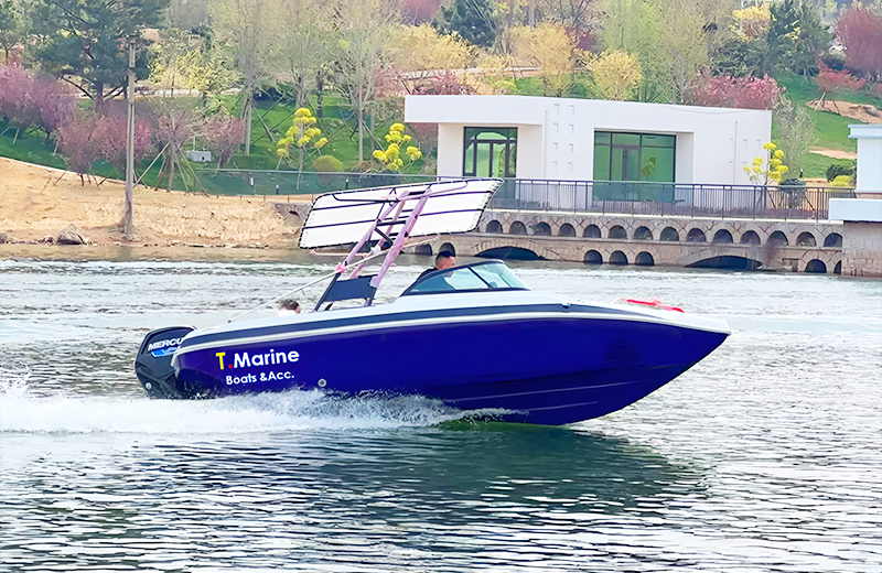 T Marine Blue Speedboot in Aktion