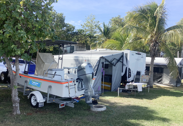 T Marine Boat na may Trailer at Camper