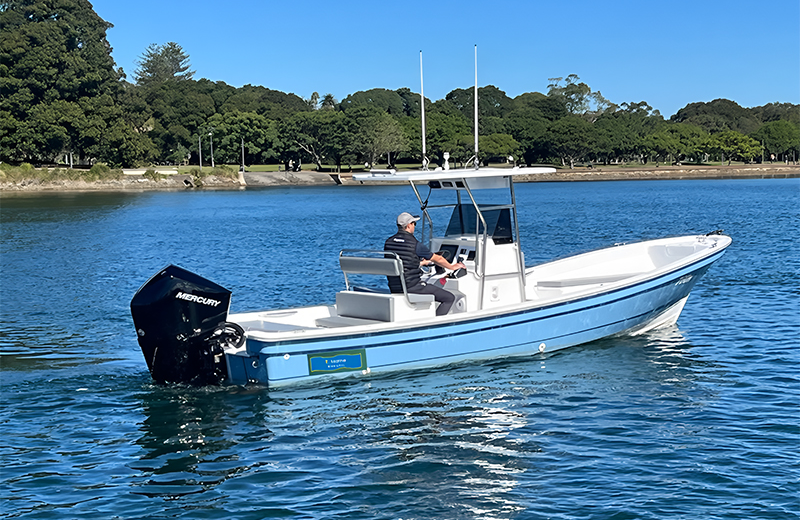 T Marine Fischerboot im Einsatz