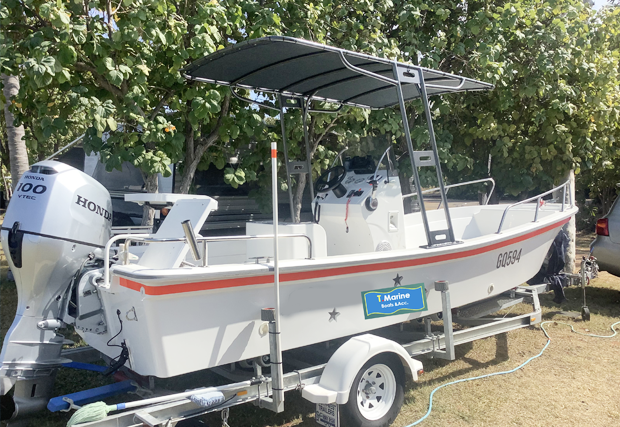 T Marine White Motorboat na may Trailer